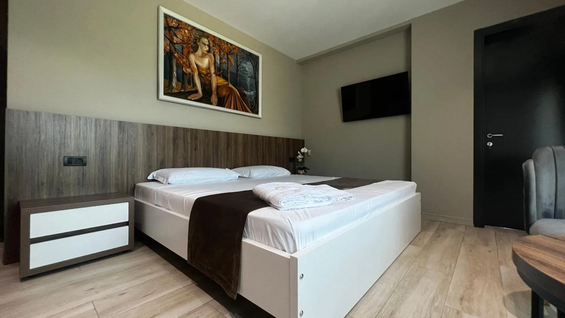 Jata Crown Hotel Tiran