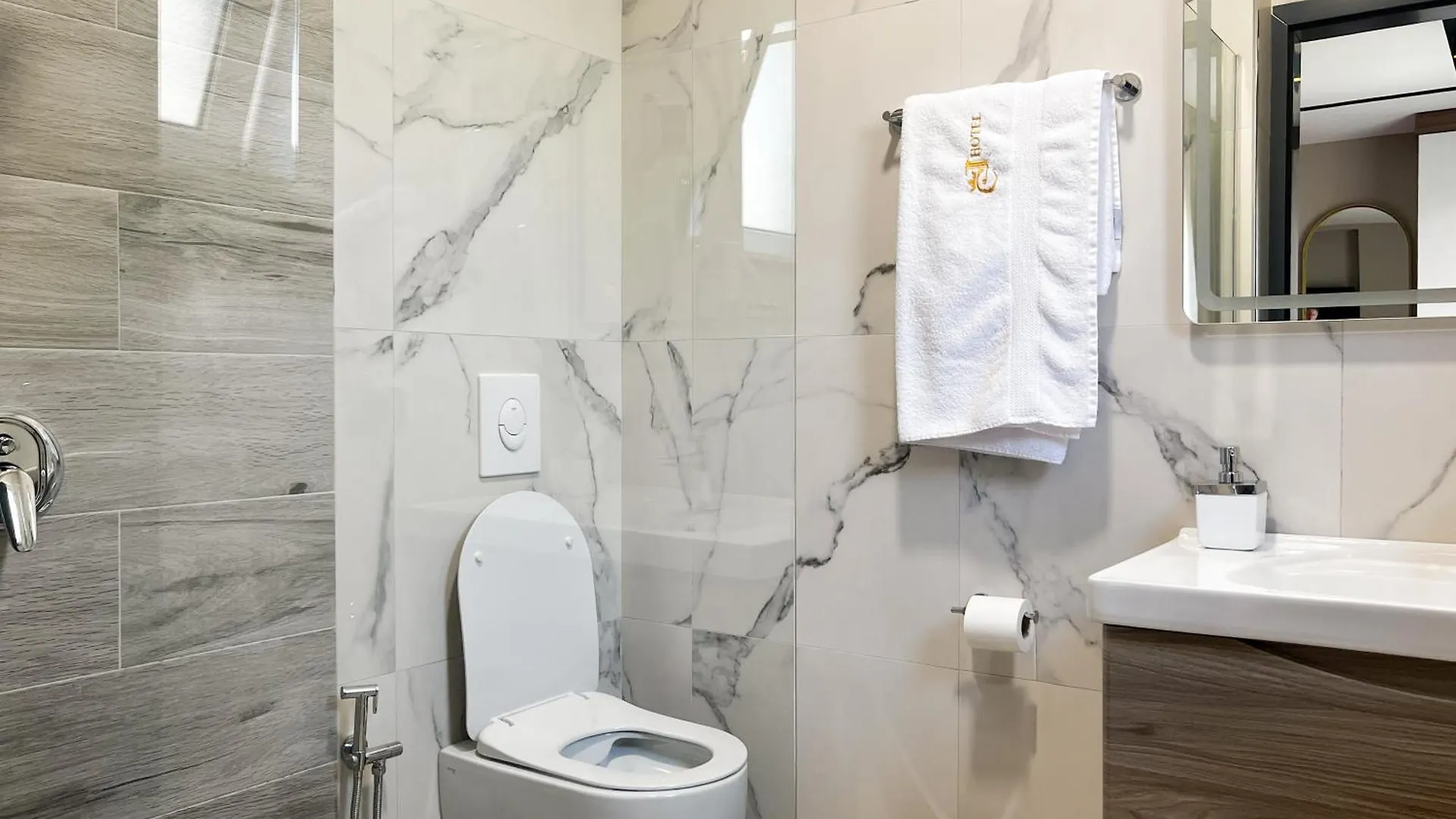 Jata Crown Hotel تيرانا
