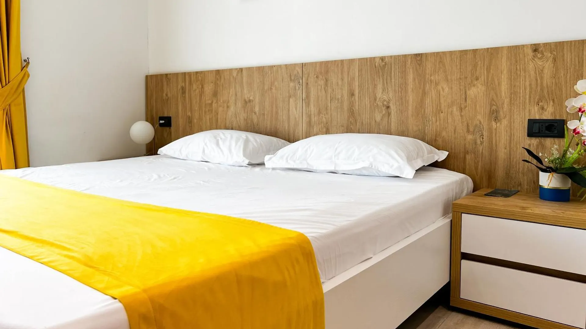 Jata Crown Hotel Tiran