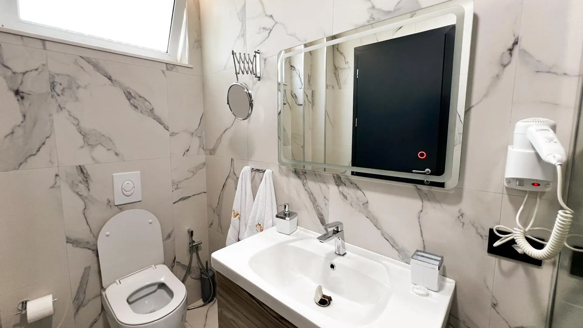 Jata Crown Hotel تيرانا