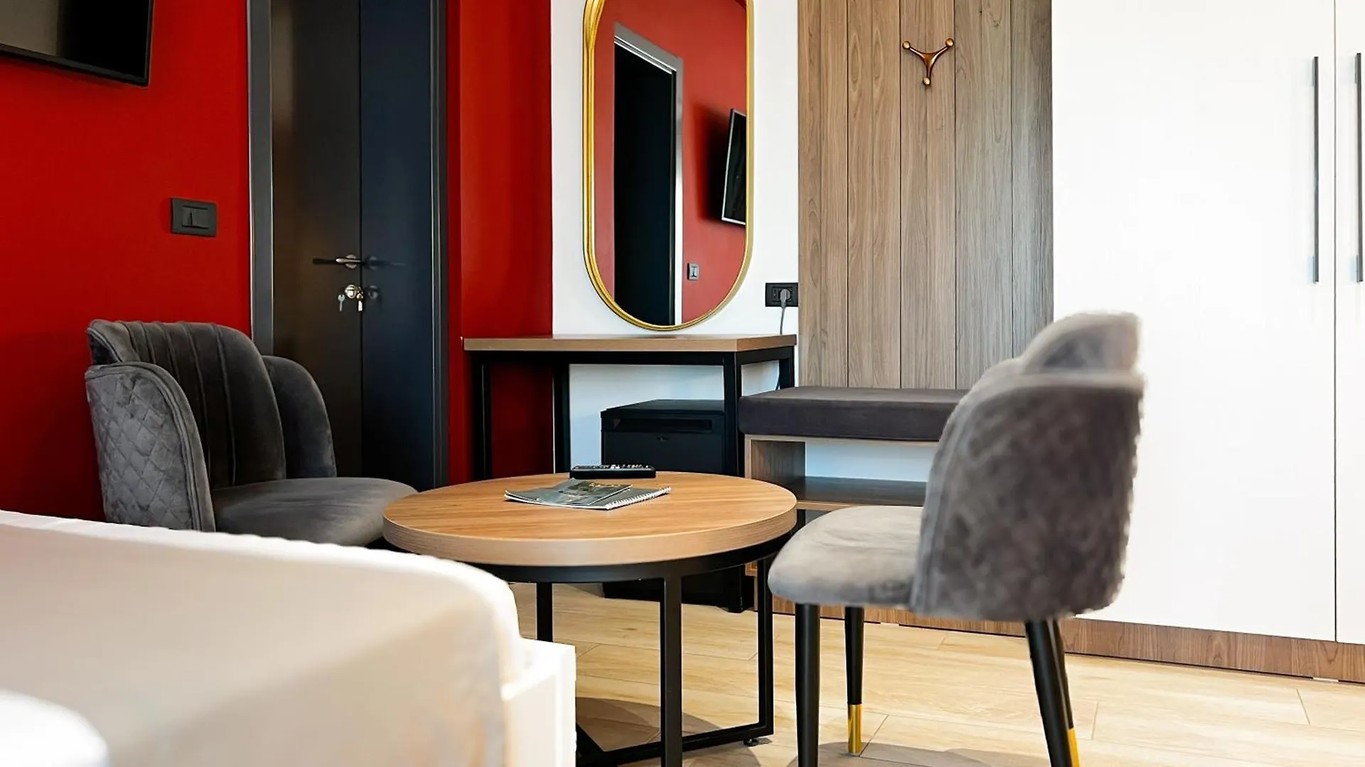 Jata Crown Hotel Tiran